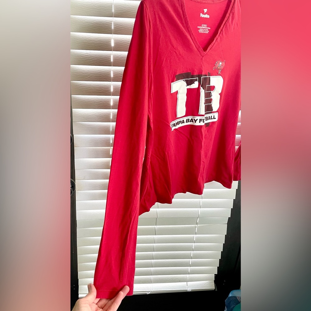 *EUC* NFL Tampa Bay Buccaneers V-Neck T-Shirt - Women's Size XL - Long-Sleeve - Picture 4 of 5